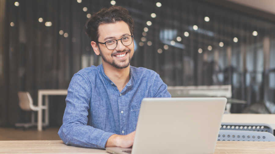 Homme devant un examen en ligne